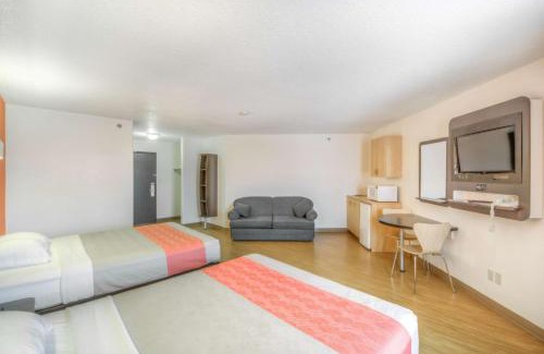 Regina Hotel | Motel 6-Regina, SK