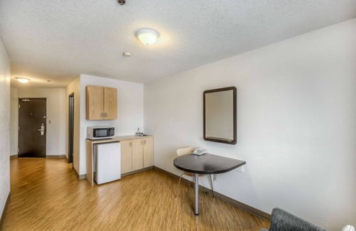 Regina Hotel | Motel 6 Regina, SK