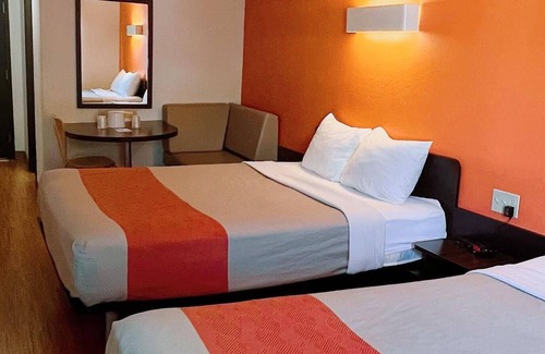 Regina Hotel | Motel 6 Regina, SK