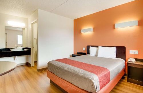 Salina Hotel | Motel 6-Salina, KS