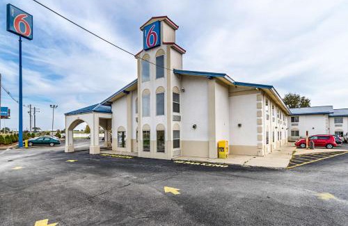 Urbana Hotel | Motel 6-Urbana, IL