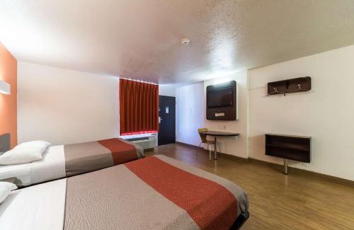 Uvalde Hotel | Motel 6-Uvalde, TX