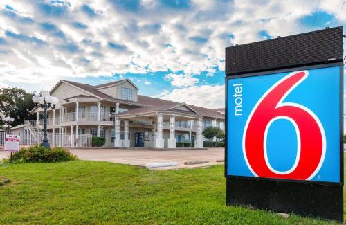 Waxahachie Hotel | Motel 6-Waxahachie, TX