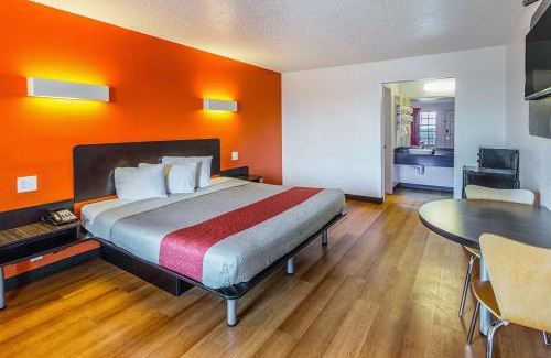 Waxahachie Hotel | Motel 6-Waxahachie, TX