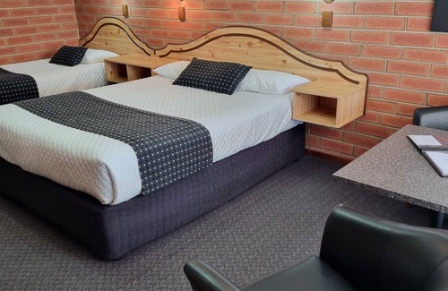 Melville Cabin | Motel Unit, 1 Street back from the beach with tidal pool