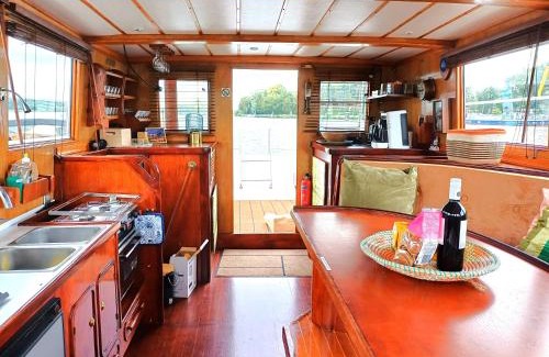 Amsterdam South Boat Rental | Motorjacht At Ease