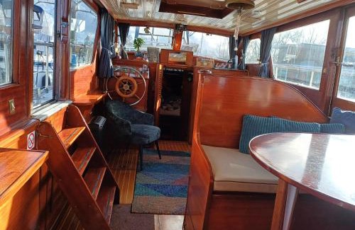 Amsterdam South Boat Rental | Motorjacht Flint