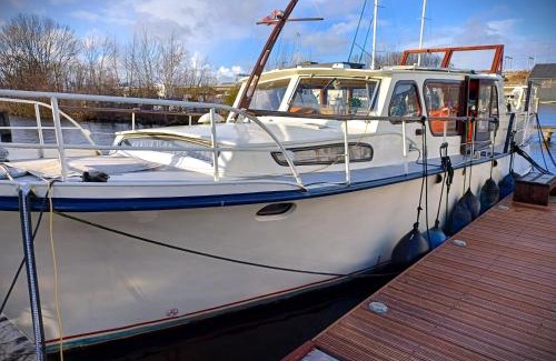 Amsterdam South Boat Rental | Motorjacht Flint