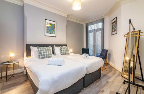 Sneinton House | Motorpoint Arena House - Sleeps 10