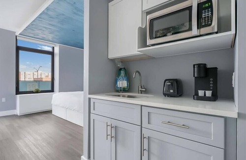Port Morris Apartment | Mott Haven King Studio w Balcony | Gym+Hotel Amenities