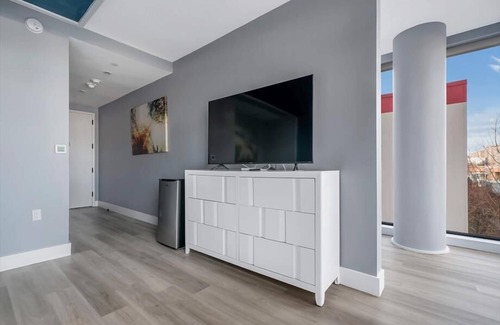 Port Morris Apartment | Mott Haven King Studio w Balcony | Gym+Hotel Amenities