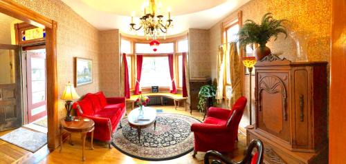 Mankato Bed & Breakfast | Moulin Rouge House Bed and Breakfast