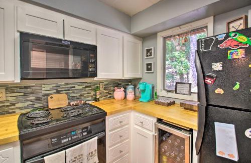 Mount Ida Apartment | Mount Ida Condo with Balcony and Resort Amenities