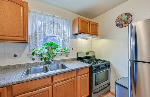 South Side Apartment | Mount Vernon Getaway - 4 Mi to the Bronx Zoo!