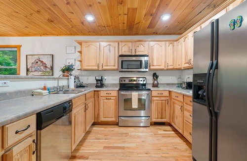 Bryson City Cabin | Mountain Aire HotTub|FirePit