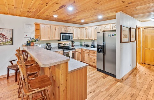 Bryson City Cabin | Mountain Aire HotTub|FirePit