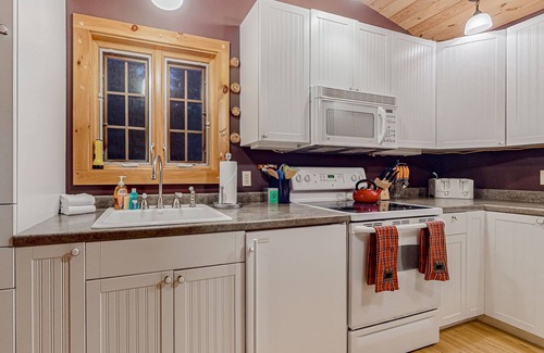 Weston House | Mountain cabin by skiing with fireplaces & well-equipped kitchen - dog-friendly