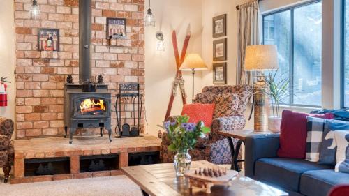 Donner Lake Woods House | Mountain Cabin w Fireplace Balcony Easy Ski Access Bear Americana