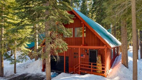 Donner Lake Woods House | Mountain Cabin w Fireplace Balcony Easy Ski Access Bear Americana