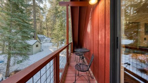 Donner Lake Woods House | Mountain Cabin w Fireplace Balcony Easy Ski Access Bear Americana