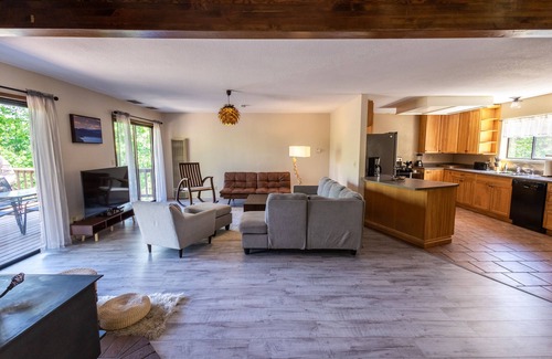 O'Brien Cabin | Mountain Cabin w/Gorgeous Forest Lounge & Hot Tub
