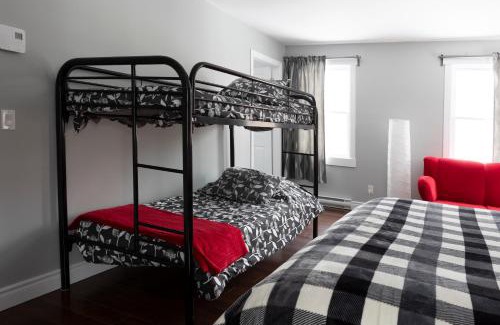 Sutton House | Mountain charm near Mount Sutton