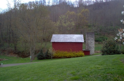 Waynesville Cabin | Mountain Farm Cottage, creeks, cows, fresh air, spring water, hiking, private.