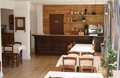 Guillaumes Hotel | Mountain Getaway Perfect for Families | Steps from Ski Elevators