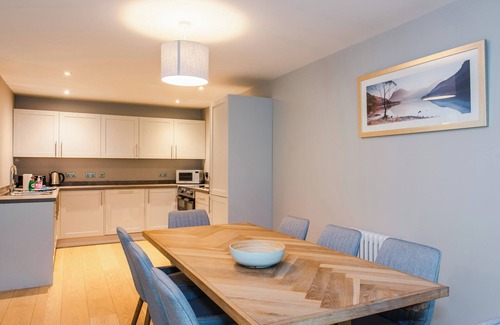 Alvie Cottage | MOUNTAIN HARE APARTMENT, pet friendly, with open fire in Aviemore