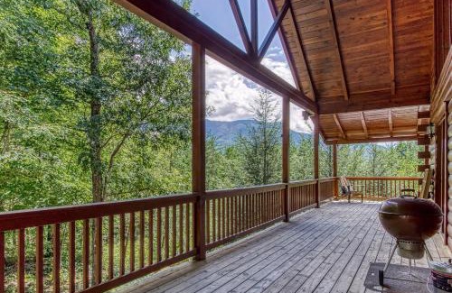 Gatlinburg House | Mountain Jewel, Game Room , Fire Pit, Theater Area, WIFI, Pool access!