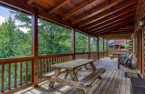 Gatlinburg House | Mountain Jewel, Game Room , Fire Pit, Theater Area, WIFI, Pool access!