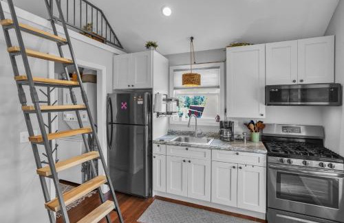 Thomas House | Mountain Koru Near Trails & Town cabin