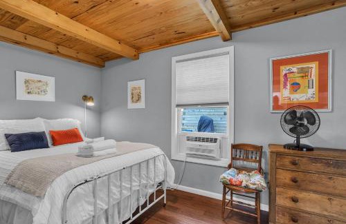 Thomas House | Mountain Koru Near Trails & Town cabin