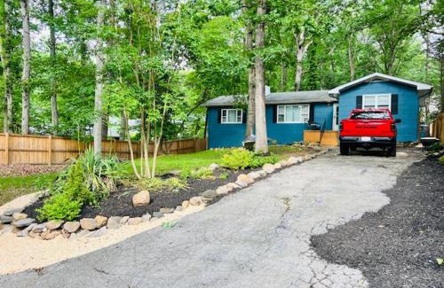 Kabletown House | Mountain Lake Retreat - hot tub, lake, fire pit, wineries, restaurant