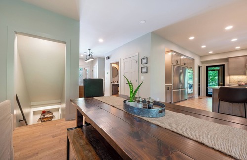 Ingles House | Mountain Lakefront 4 bedroom house with wrap around screen porch, hot tub