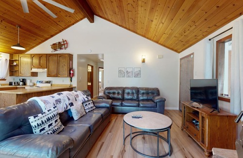 Tahoe Paradise House | Mountain living near the lake - dog-friendly escape with deck & woodstove