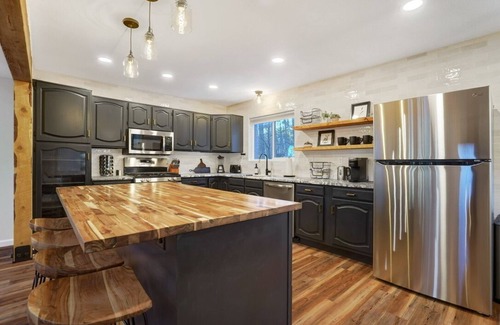 Colorado Springs House | Mountain Modern Retreat! Ford Amph/BBQ/Fire Pit/Hot Tub