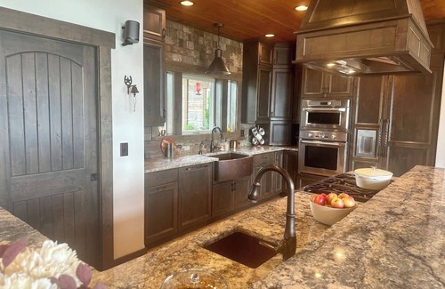 Northwest Montana - Glacier National Park House | Mountain Modern Family 6-Acre Luxury Home & Guest Cabin w/Lake View & Nearby Lake Access