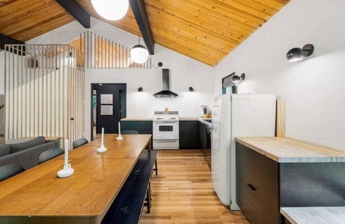 Rhododendron Cabin | Mountain Modern-Hot Tub/Dog Friendly/Walk to River