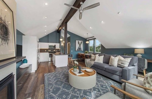 Victor House | Mountain Modern - Walk to everything!