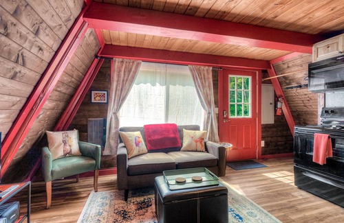 Skykomish Cabin | Mountain Play Chalet w/hot tub & grill- epic hikes, waterfalls, & more, pets too!