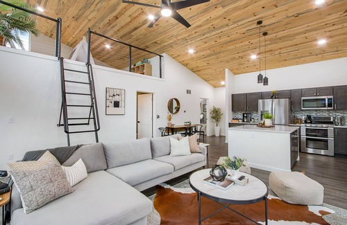 Florissant Cabin | Mountain & Pond Views, Hot Tub, Loft+3BR, Stargazing, Kid + Dog Friendly
