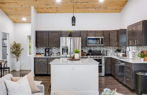 Florissant Cabin | Mountain & Pond Views, Hot Tub, Loft+3BR, Stargazing, Kid + Dog Friendly