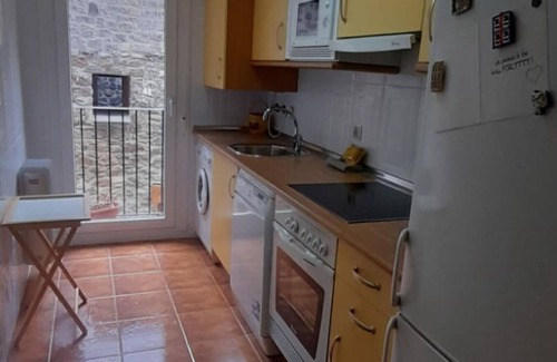 Canfranc Apartment | Mountain Retreat: Cozy 2-Bed Apt, 10 Mins to Ski Slopes