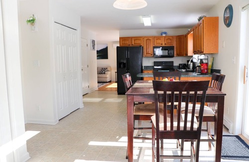 Oak Hill House | Mountain retreat/Hot Tub/Ski/Hike/Water Park/WIFI/Fire Pit