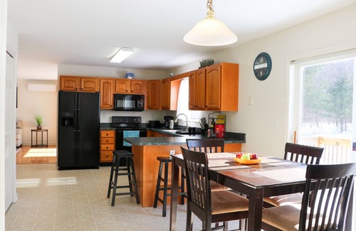 Oak Hill House | Mountain retreat/Hot Tub/Ski/Hike/Water Park/WIFI/Fire Pit