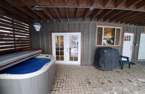 Alyeska Apartment | Mountain Side Forest Retreat - Hot Tub! - 1br 1ba <3beds>