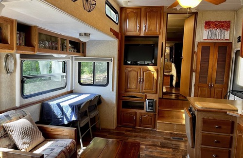 Alexander House | Mountain sunrise views from spacious cozy 5th wheel camper-20 min from Asheville
