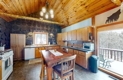 Custer House | Mountain-Top Haven