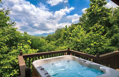 Rocky Grove Cabin | Mountain top luxury cabin! 7 min to National Park! Hot Tub & Wood Fireplace!